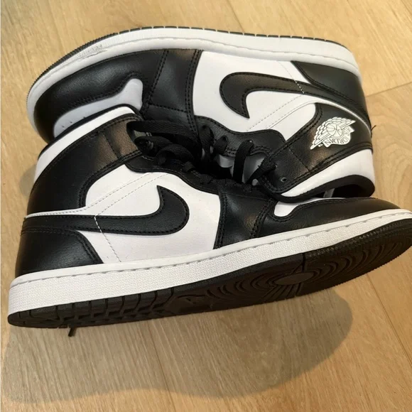 JORDAN- Black and White Jordan 1s - Picture 2 of 7